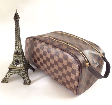 louis vuitton necessaire feminina original